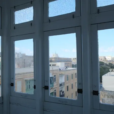 Penthouse With Sea View, Lift, 2 Min From Valletta *