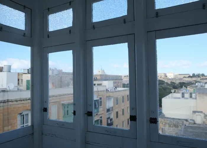Penthouse With Sea View, Lift, 2 Min From Valletta *